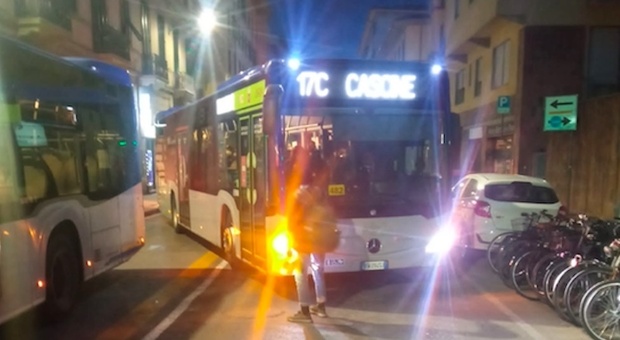 Firenze, aggredisce due ragazze e sputa sui passeggeri: autista ferma il bus e chiama la polizia