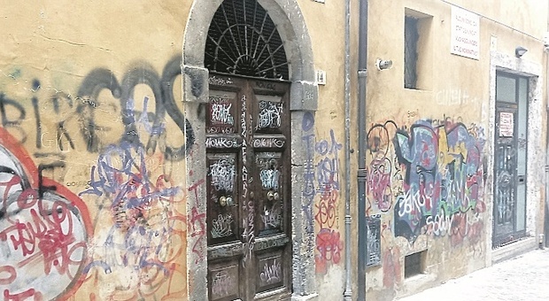 Vandali e writers scatenati: rua dei Lenti nel degrado in pieno centro