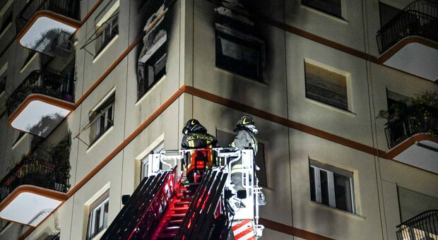 Incendio in un appartamento a Roma, morto un 55enne: moglie e figlio intossicati in ospedale
