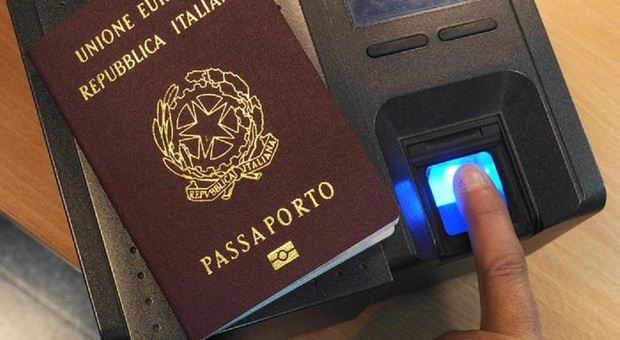 Passaporto, il “rinnovo facile” a Reggio Emilia: sospesa una poliziotta, sequestrati 16.500 euro a una sua società