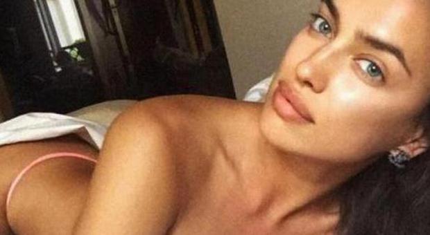 Irina Shayk, selfie hot nella stanza d'albergo: topless supersexy, fan in delirio sui social