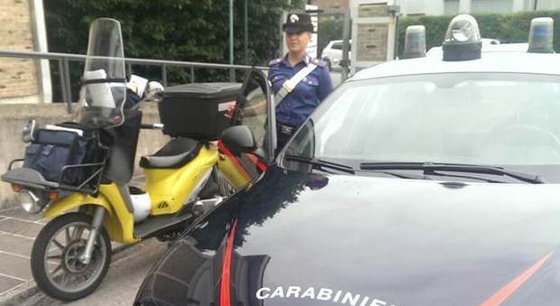 I carabinieri con lo scooter del postino coraggioso