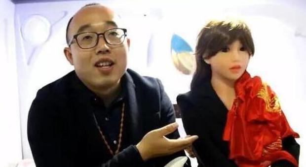 Cina. Ha sposato una donna robot e ne crea di nuove per altri single. Il suo sogno resta incontrare l'anima gemella