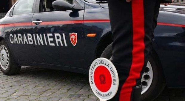 Pazzo di gelosia, minaccia la moglie con un coltello: arrestato dai carabinieri