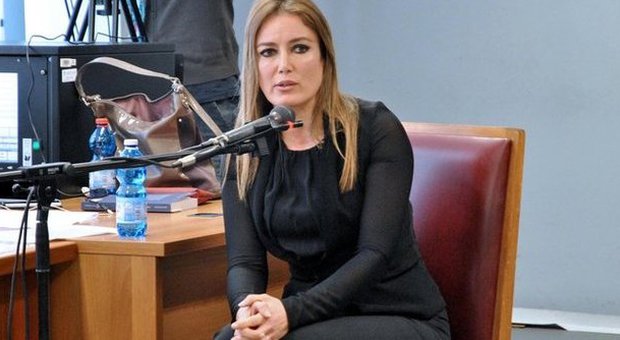 Berlusconi, D'Addario in lacrime al processo: «Alla prima cena a palazzo Grazioli ero l'unica vestita»