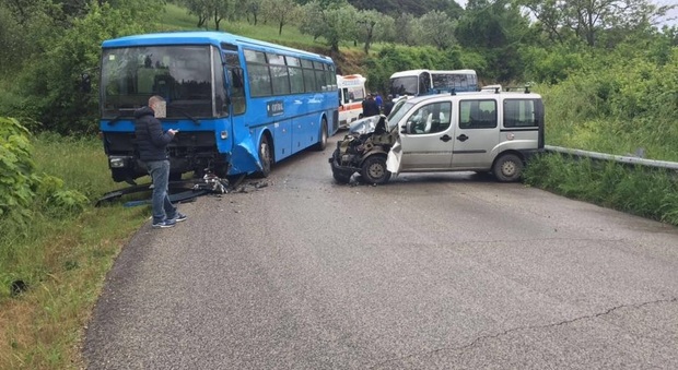 L'incidente tra un bus Cotral e un'auto all'altezza di Toffia
