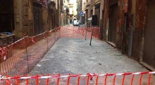 Napoli crolla | Calcinacci sulle auto dallo storico palazzo di proprietà comunale. E' allarme | Foto