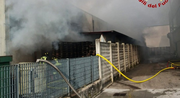 Incendio distrugge azienda di lavorazione del vetro: brucia capannone di 800 mq