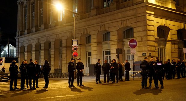 Parigi, falso allarme alla Gare du Nord, indagato giornalista per la diffusione delle foto di tre sospetti terroristi