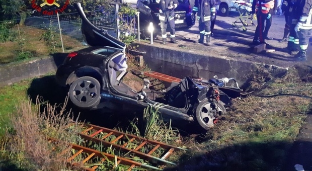 Incidente nella notte, Audi finisce fuori strada in un canale di scolo: due morti e due feriti gravi