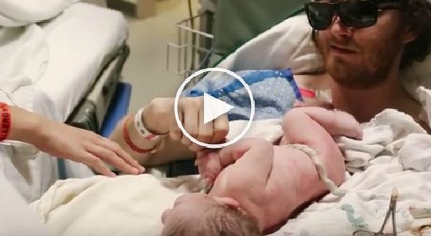 Malato di cancro vede il figlio nascere, il video commuove il web