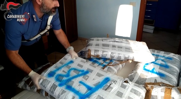Roma, Borghesiana, munizioni e 110 kg di droga nascosta sotto al letto: arrestano trafficante