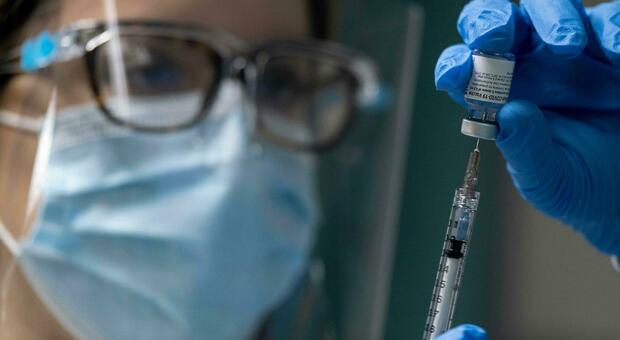 Vaccino anti-Covid, aperte le iscrizioni per medici e infermieri: ecco come candidarsi
