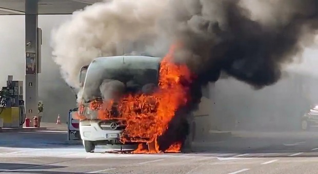 Lecce, studenti scendono dall'autobus e il mezzo prende fuoco: la corsa in fiamme sulla circonvallazione. Panico nel traffico.