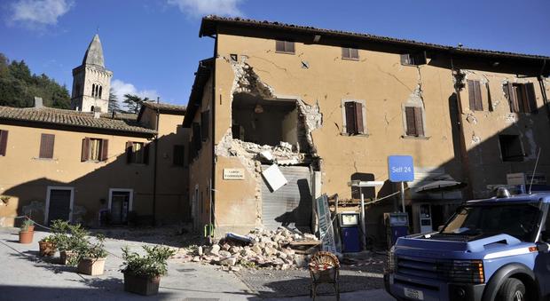 Renzi a Camerino: «Ricostruire presto, l'Italia non si fa fermare»