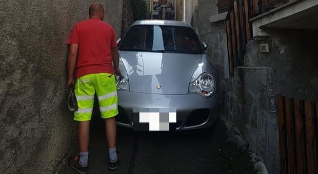 Torino, Porsche segue il navigatore per trovare il ristorante e resta incastrata in un vicolo