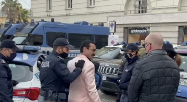 Il Freddie Mercury salentino multato dalla Polizia a Sanremo