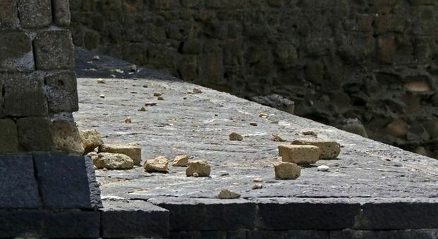 Castel dell'Ovo di Napoli, nuova chiusura per distacco di pietre dalla facciata