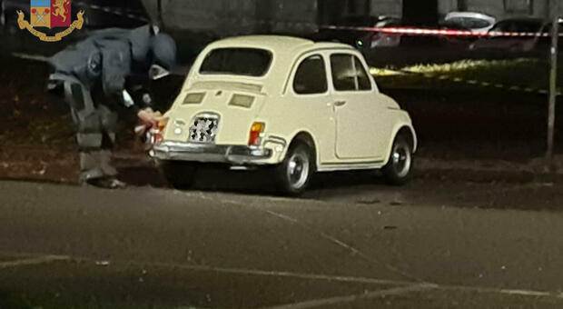 Fiat 500 sospetta davanti alla questura di Lucca, scatta il piano anti-bomba