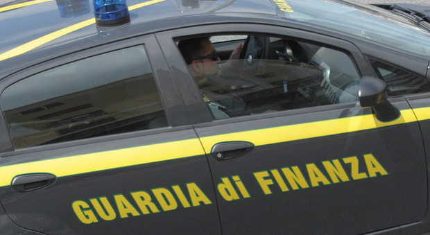 Napoli, smantellata fabbrica del falso, 9 arresti: 500 mila articoli sequestrati, anche Gucci e Armani