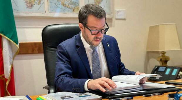 Salvini: «Far ripartire cantieri. Da Nord a Sud non solo strade, porti e ferrovie ma anche attenzione a periferie»