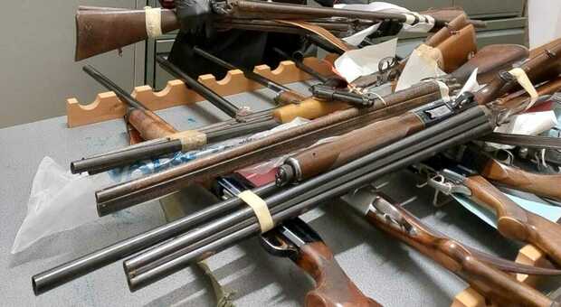 Pistole, fucili ma anche sciabole e balestre: rottamate oltre 2000 armi dai Carabinieri di Macerata nel bienni '20-'22