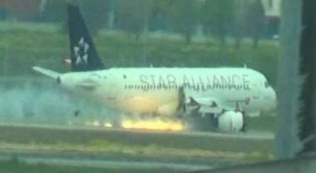 Istanbul, volo Turkish airlines proveniente da Milano costretto ad atterraggio d'emergenza: prende fuoco un motore