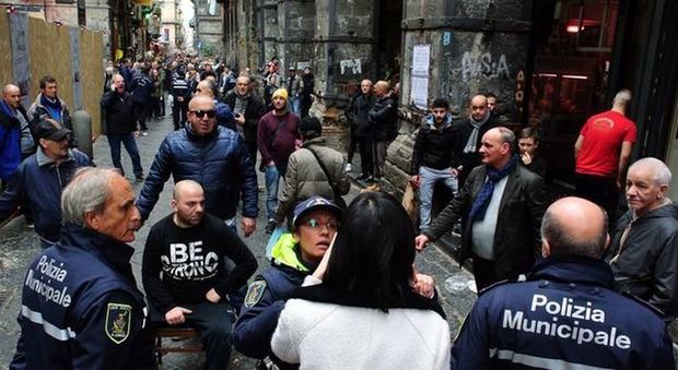 Napoli, la rivolta degli ambulanti abusivi: via dei Tribunali occupata con mogli e figli