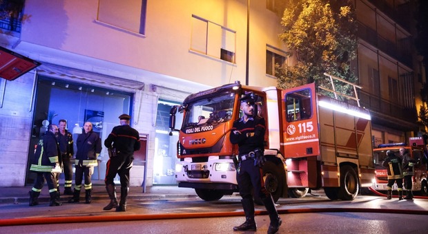 Incendio in Corso del Popolo, notte di paura per i condòmini: «Avevo l'appartamento pieno di fumo»