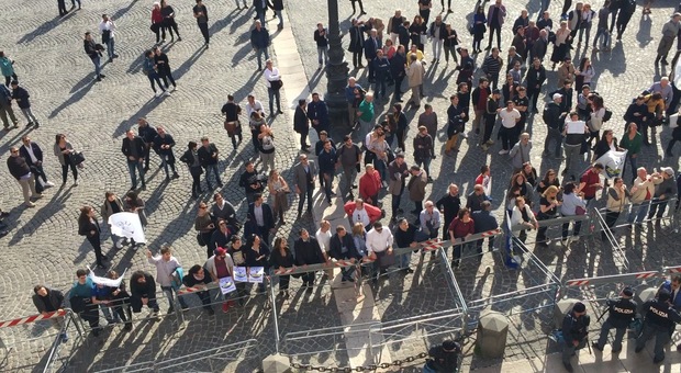 Rappresentati e attivisti della Lega in piazza del Plebiscito: urlano il nome di Salvini e lui saluta dal balcone