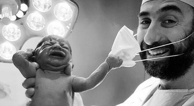 Bimbo appena nato toglie la mascherina al medico: lo scatto social della speranza
