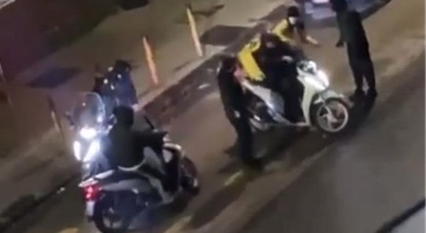 Napoli, rider massacrato di botte per rubargli lo scooter: il video choc filmato dai residenti della zona