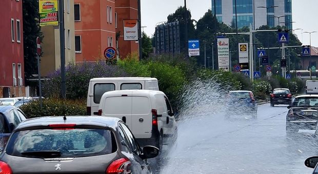 Maltempo, temporale su Milano: decine di telefonate ai vigili del fuoco