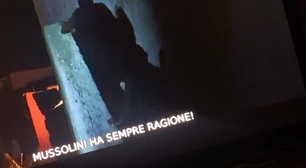 Mussolini, scritta che inneggia al Duce a Tv2000 durante la fiction biblica: caccia agli hacker