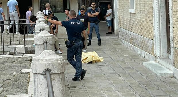 Malore improvviso, turista stramazza a terra e muore in Campo Sant'Angelo a Venezia