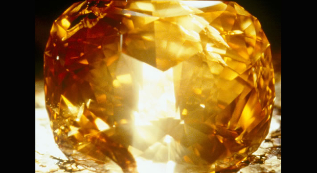 Operaia trova per terra un diamante da 30mila euro, subito lo restituisce