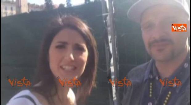 Claudio Santamaria saluta la Raggi ed emigra a Milano: «Mi hanno strumentalizzato» Video