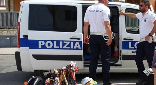 Spiagge Sicure: la Polizia locale di Montalto contro gli abusivi, sequestrati 7.500 pezzi
