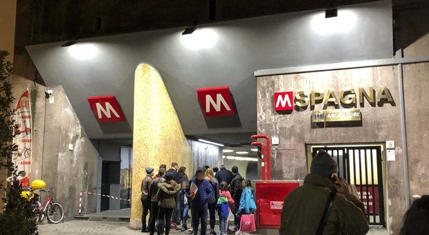Incidente alla metro Spagna, passeggero incastrato tra il treno e il muro della galleria: è in codice rosso