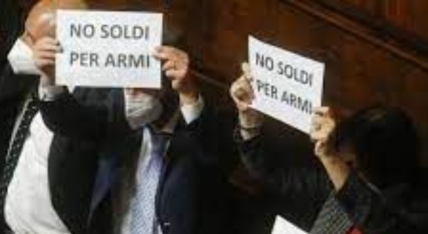 Spese militari, in Senato si accende la bagarre: spuntano i cartelli «No soldi per armi»