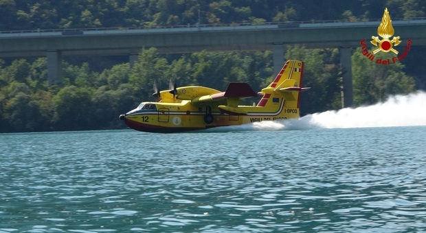 Un Canadair si rifornisce di acqua nel lago di Cavazzo