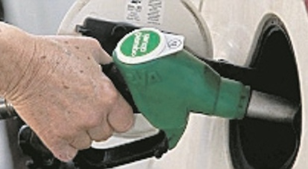 Caro benzina e bollette, aumenti inevitabili anche sui beni di consumo