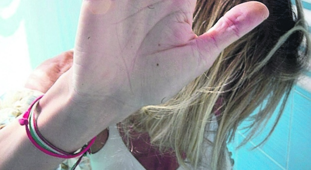 Rifiutato da una donna tenta di scihacciarla con l'auto