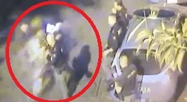 Napoli. Movida violenta: in due sullo scooter investono poliziotto al posto di blocco