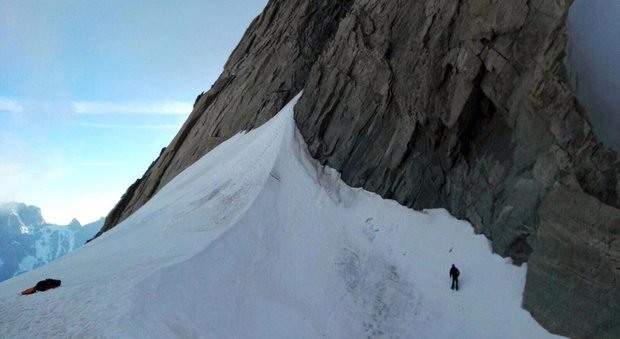 Monte Bianco, quattro sacerdoti alpinisti precipitano per 50 metri: salvi