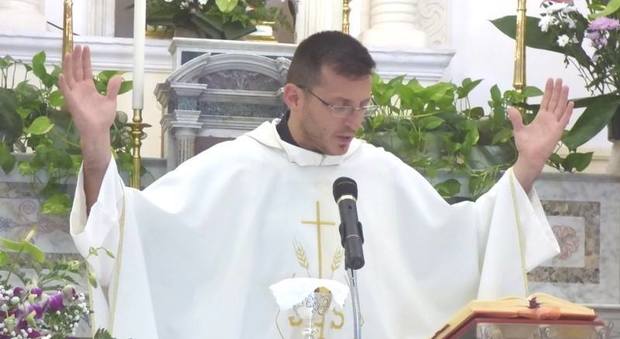 Don Gianfranco Del Neso presto diventerà papà, il vescovo di Ischia lo sospende