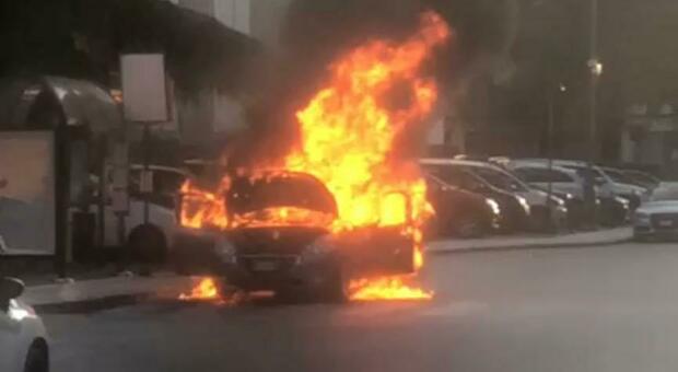 Paura davanti al tribunale di Ascoli: auto distrutta da un incendio. Passanti in fuga