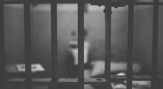 In carcere 25 anni al posto del fratello: condannato all'ergastolo per l'omicidio di un'anziana viene assolto. «Passerà il Natale a casa»