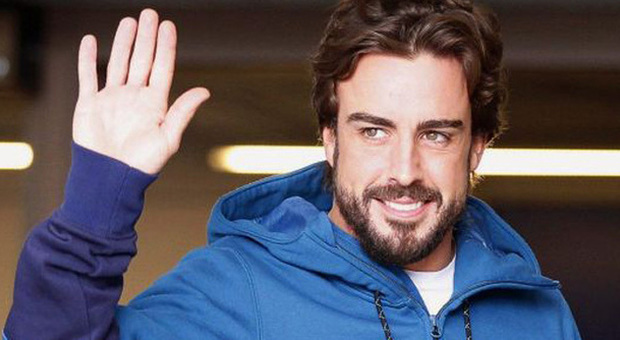 Fernando Alonso saluta all'uscita dell'ospedale di Barcellona