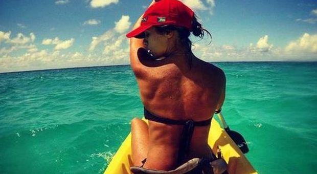 Elisabetta Canalis, sexy in canoa col pancione: la futura mamma è in gran forma (Instagram)